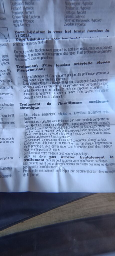 Agrandissement d'une notice de médicament avec la loupe de lecture  Vicon