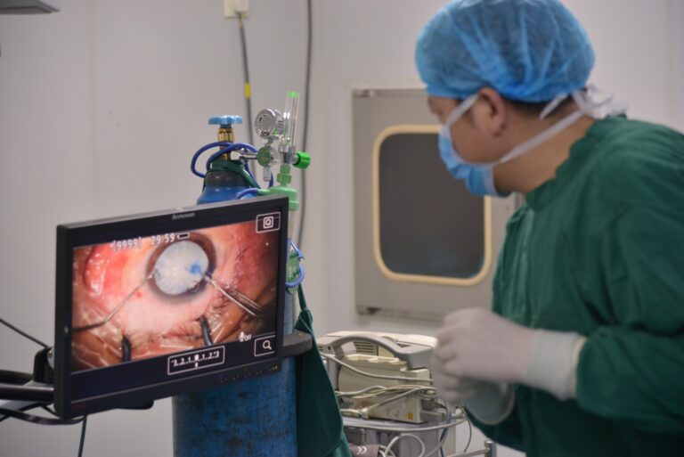 Praticien ophtalmologue fait une intervention sur l,oeil d'un patient