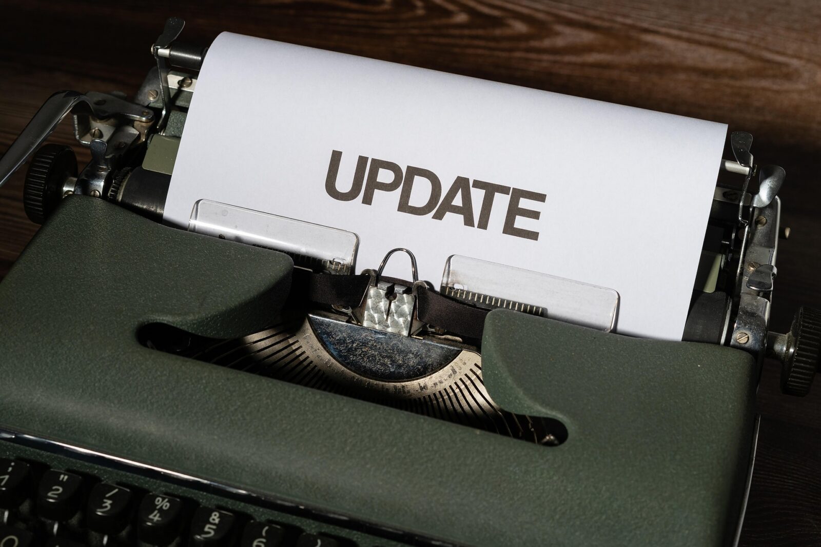 machine à écrire avec une feuille de papier où il est écrit " update"