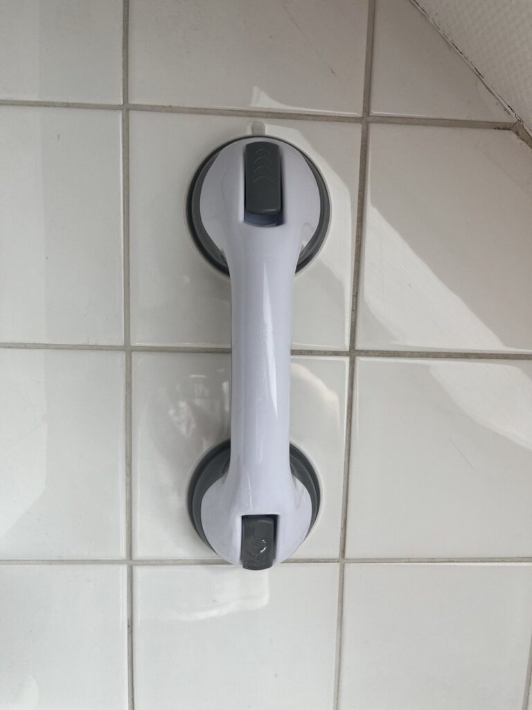 Poignée de sécurité à ventouse dans une salle de bain
